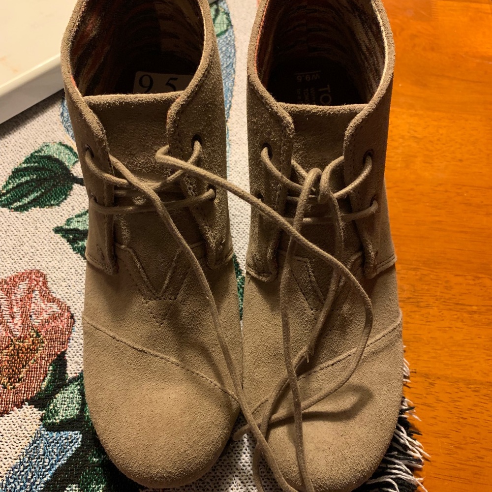 Toms suede lace up booties